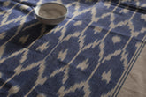 Élégant tissu en coton fabriqué à la main, teint avec des  couleurs naturelles et tissé selon la technique ikat dans le nord de l'Inde. Magnifique utilisé comme nappe de table ou comme couvre-lit. Indigo foncé, bleu/ noir.